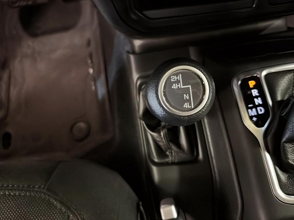 Jeep Gladiator Willys 2023-15