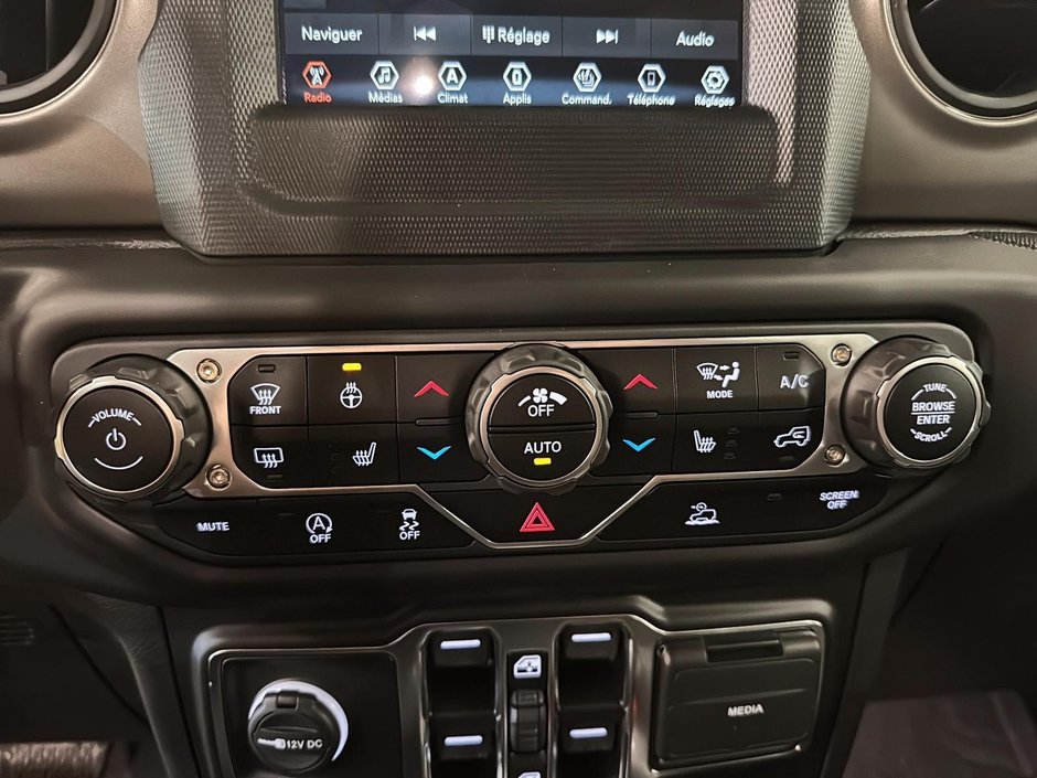 Jeep Gladiator Willys 2023-13