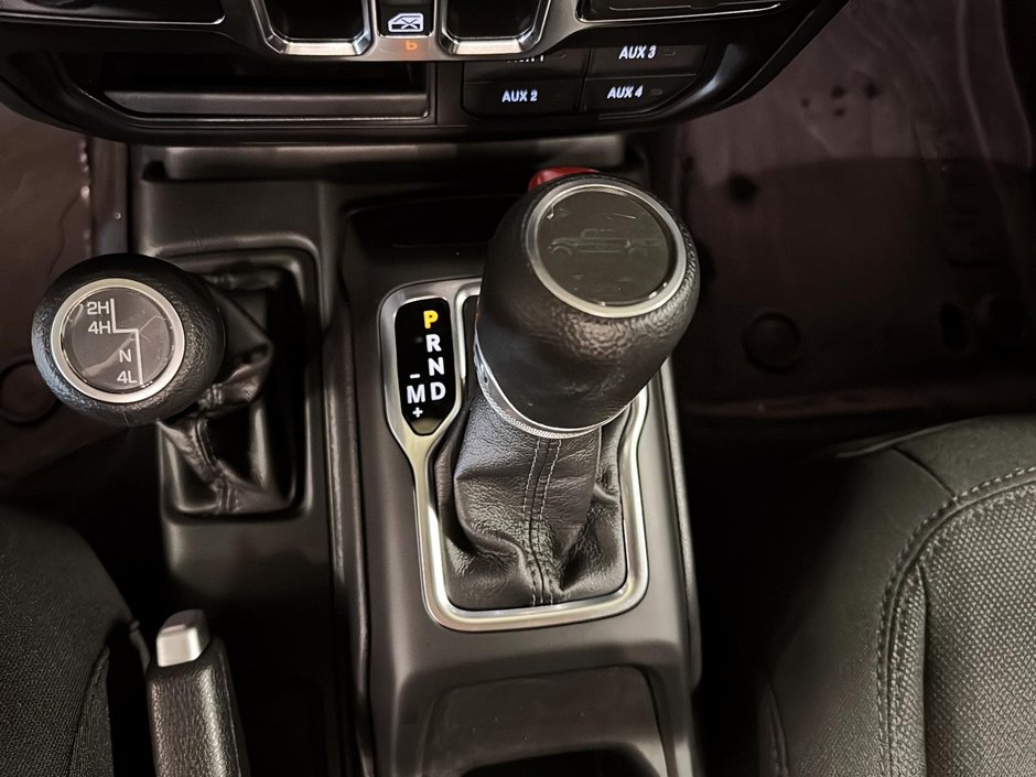 Jeep Gladiator Willys 2023-14