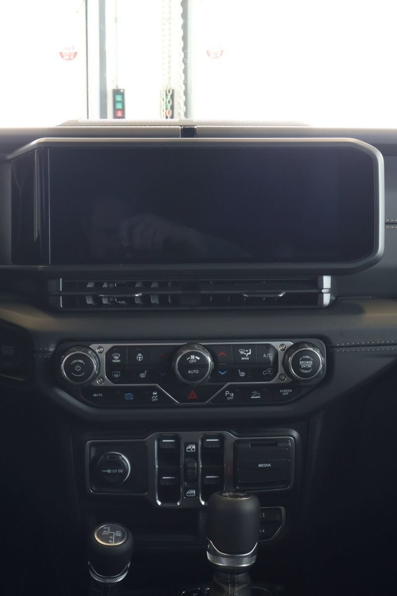 Jeep Wrangler 4xe SAHARA 2025-13