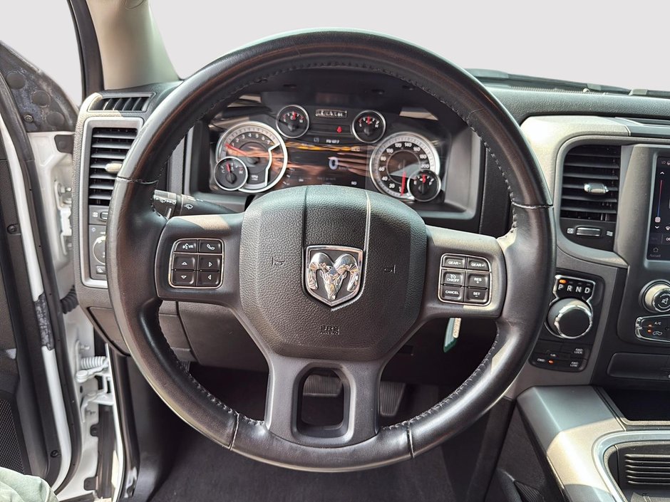 2022 Ram 1500 Classic Express Night 4x4 V6 Boîte 6.4-11