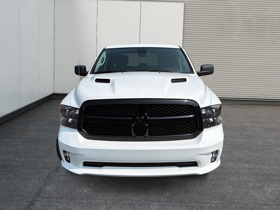 2022 Ram 1500 Classic Express Night 4x4 V6 Boîte 6.4-1
