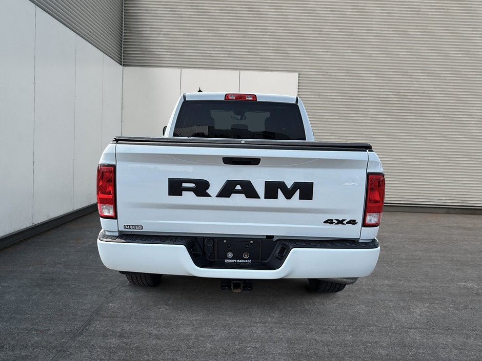 2022 Ram 1500 Classic Express Night 4x4 V6 Boîte 6.4-2