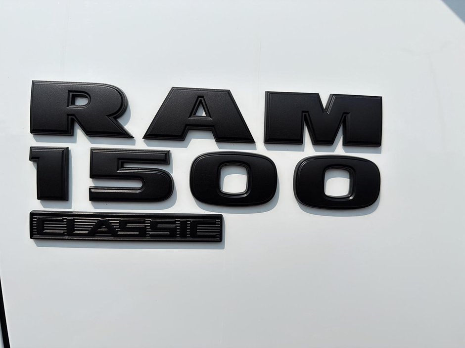 2022 Ram 1500 Classic Express Night 4x4 V6 Boîte 6.4-5