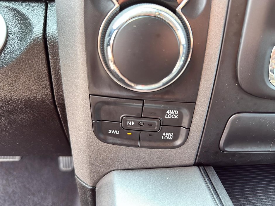 2022 Ram 1500 Classic Express Night 4x4 V6 Boîte 6.4-15