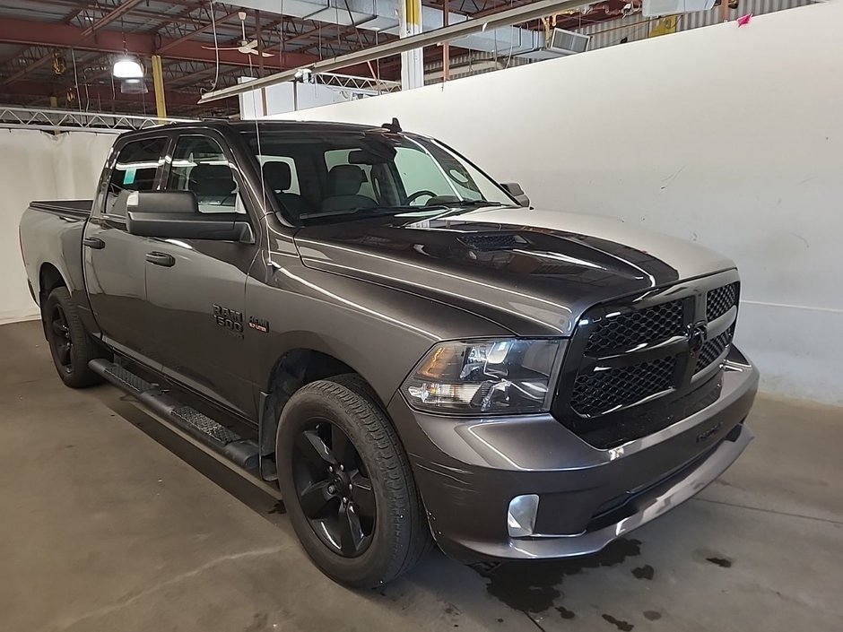 Ram 1500 Classic Express Night CrewCab V8 4x4 2023-2