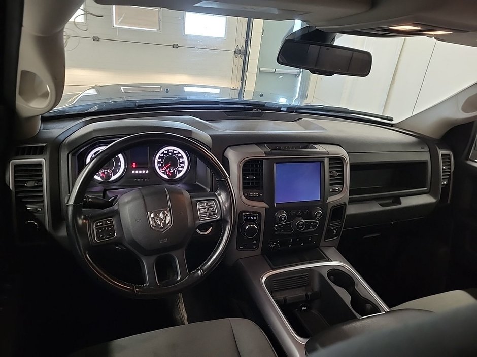 Ram 1500 Classic Express Night CrewCab V8 4x4 2023-3