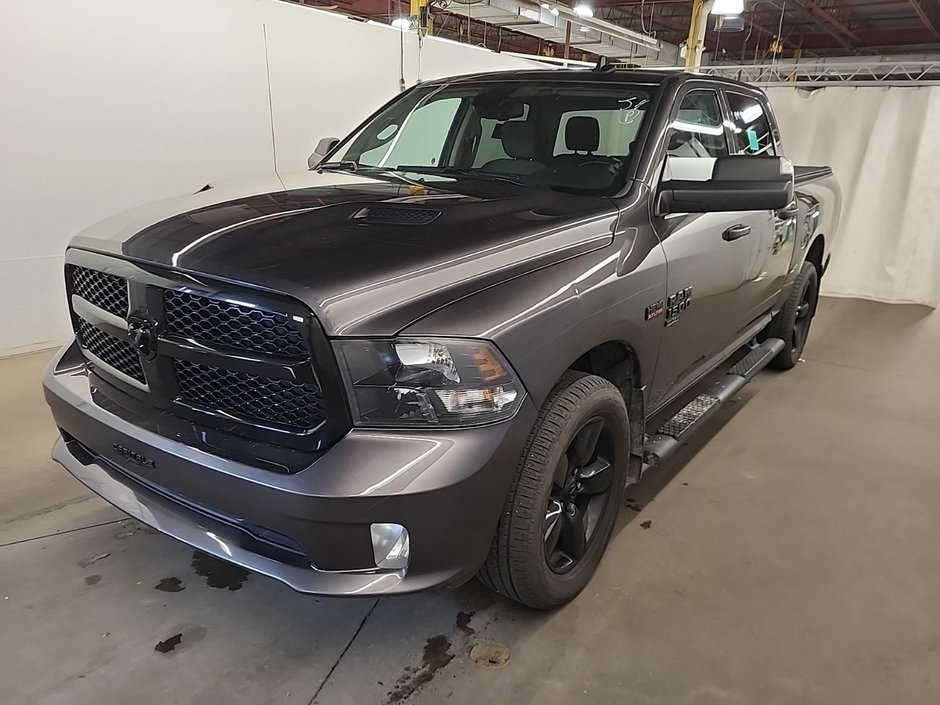 Ram 1500 Classic Express Night CrewCab V8 4x4 2023-0