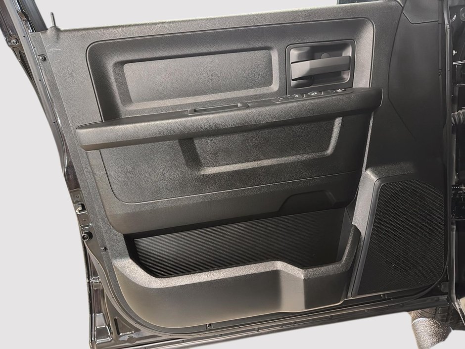 Ram 1500 Classic Express Night CrewCab V8 4x4 Boite de Fibre 2023-10