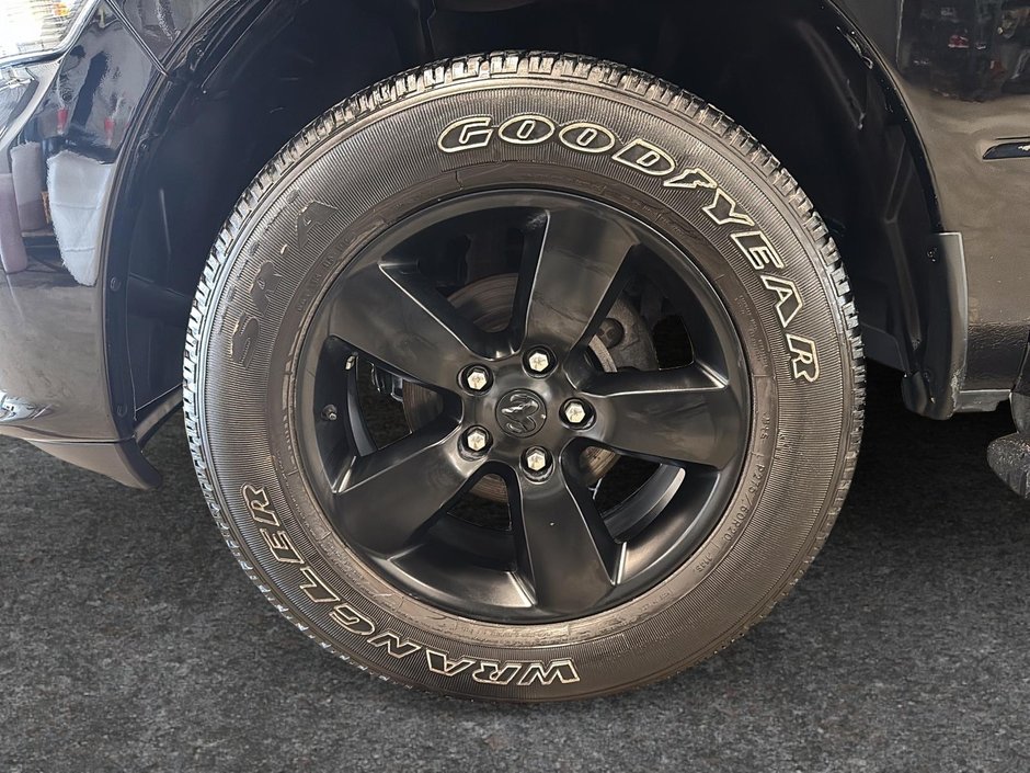 Ram 1500 Classic Express Night CrewCab V8 4x4 Boite de Fibre 2023-6