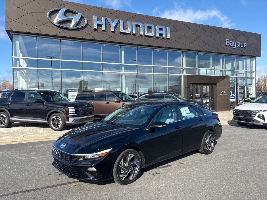 Hyundai Elantra Hybrid Luxury Sedan w/Two-Tone Interior 2026 à Bathurst, Nouveau-Brunswick