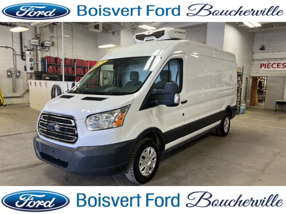 2017 Ford Cargo T-250 toit moyen 148 po PNBV de 9 000 lb porte cou in Boucherville, Quebec