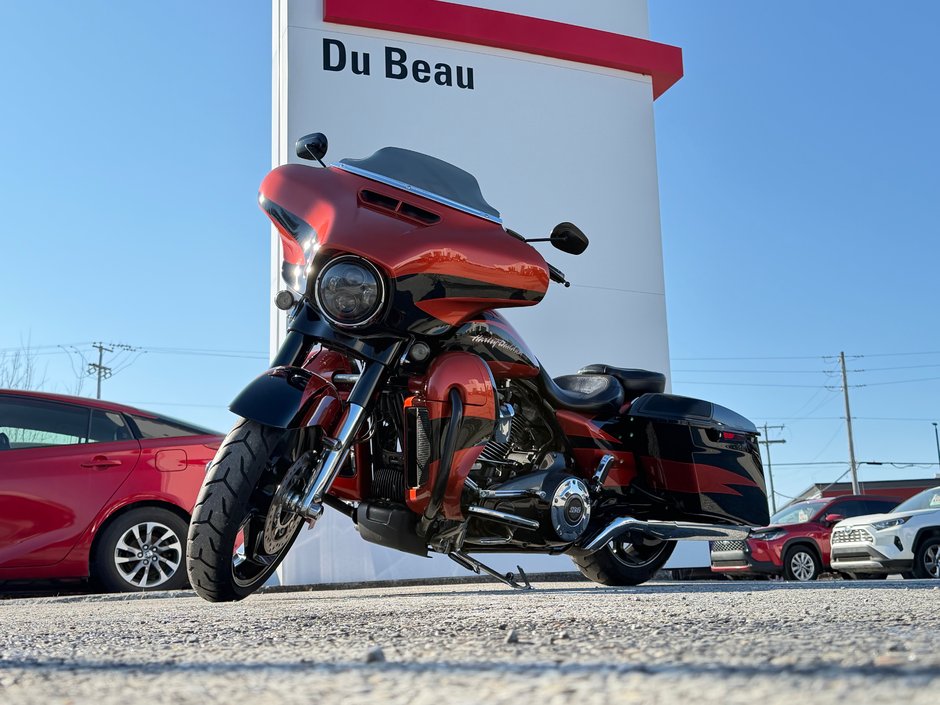 HARLEY DAV FLHXSE STAGE 2 / CVO / IMPECCABLE / ENTRETIEN A JOUR chez le concessionnaire / PRET POUR LA SAISON 2017 à Thetford Mines, Québec