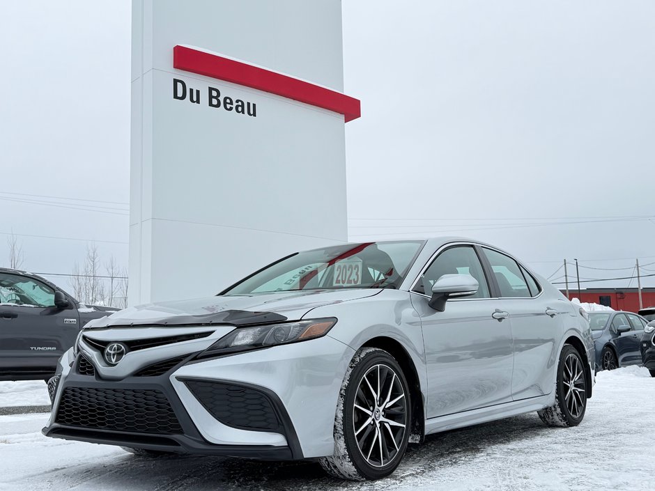 2023 Toyota Camry SE + TOIT + MAGS 18 / PEA 27-03-28=100KM / in Thetford Mines, Quebec
