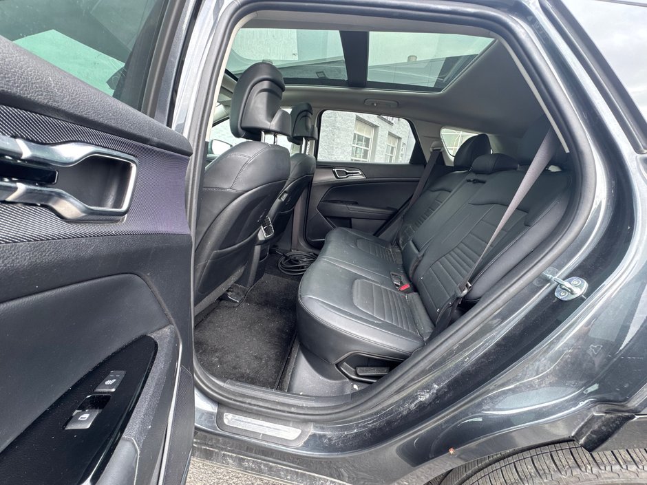 2024 Kia Sportage Plug-In Hybrid SX AWD + Sunroof + Leather + Backup camera