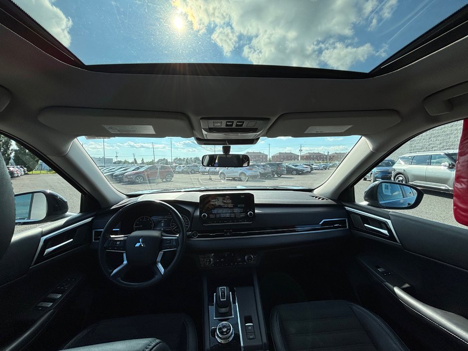 2022 Mitsubishi Outlander SEL AWC + Leather seats + Panoramic sunroof + Carplay
