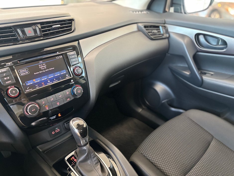 Nissan Qashqai S TA 2023-15