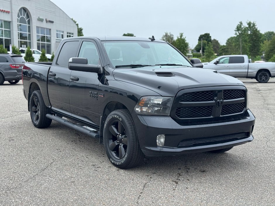 2021 Ram 1500 Classic EXPRESS 4X4 CREW CAB // V8 // NIGHT EDITION-1
