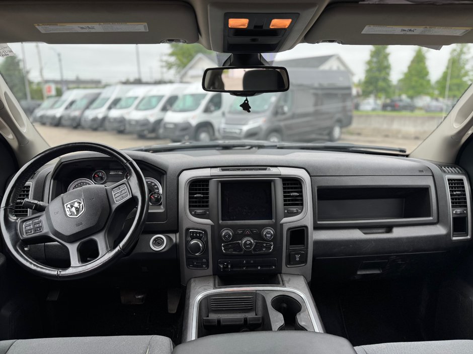 2021 Ram 1500 Classic EXPRESS 4X4 CREW CAB // V8 // NIGHT EDITION-4