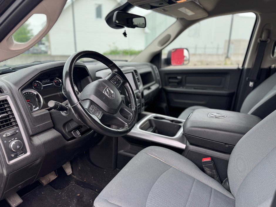 2021 Ram 1500 Classic EXPRESS 4X4 CREW CAB // V8 // NIGHT EDITION-3