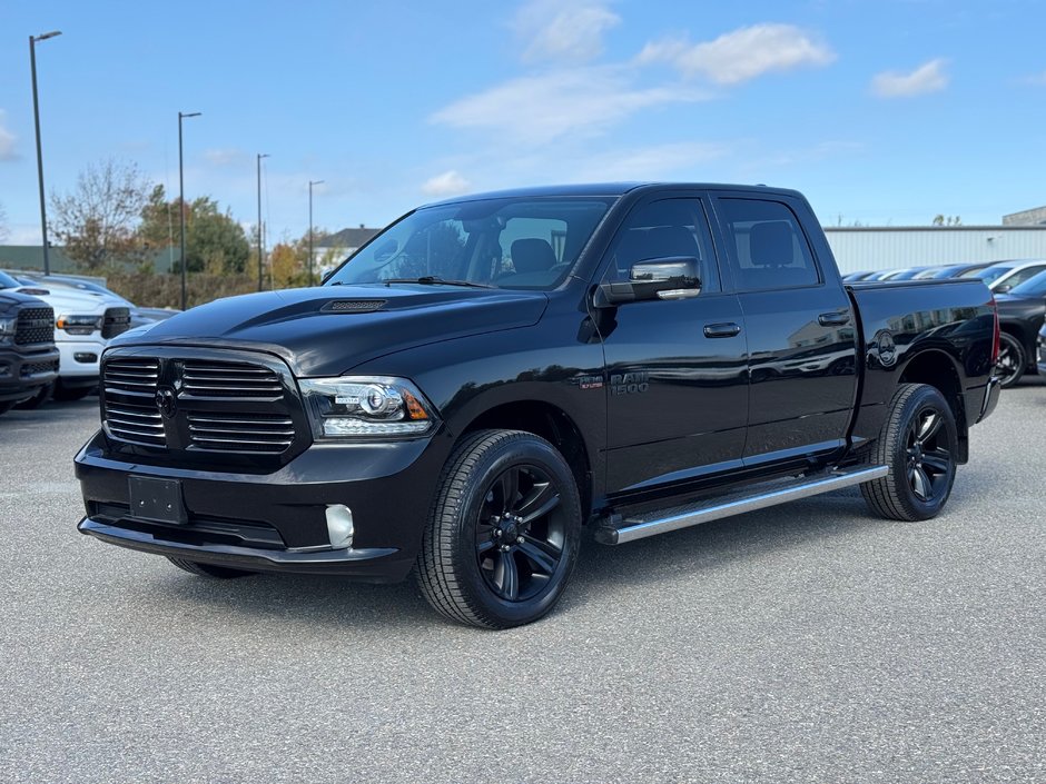 2017  1500 SPORT CREW CAB 4X4 // V8 // BAS KILO !!! in Sherbrooke, Quebec