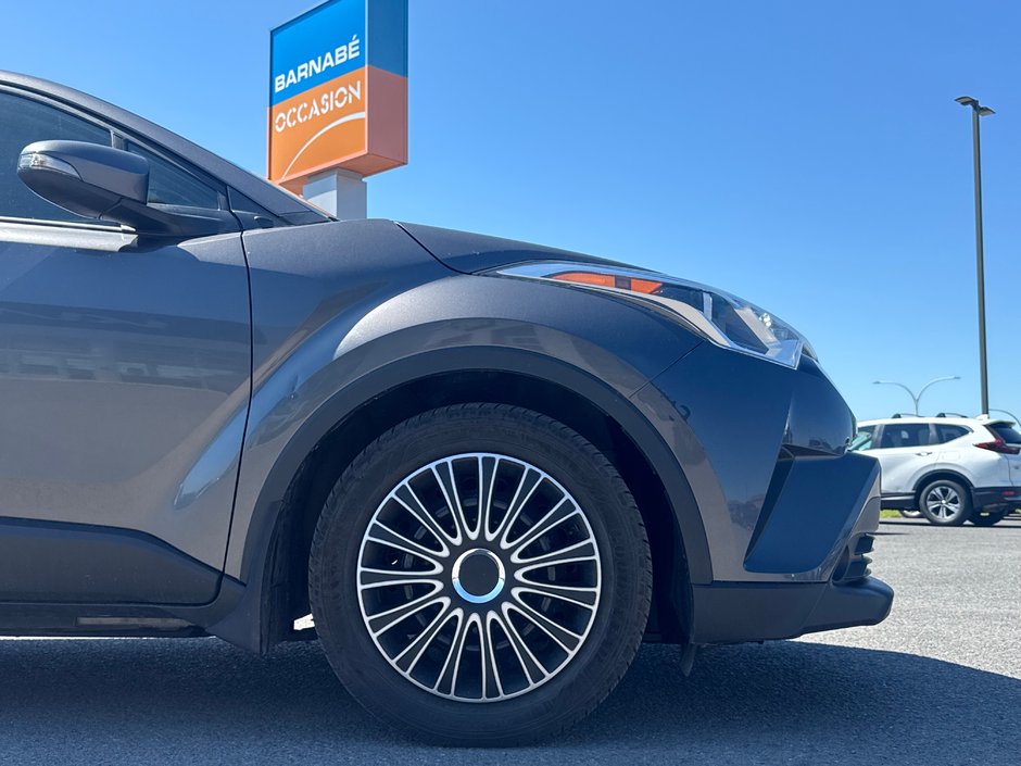 2019 Toyota C-HR  A/C + Backup camera