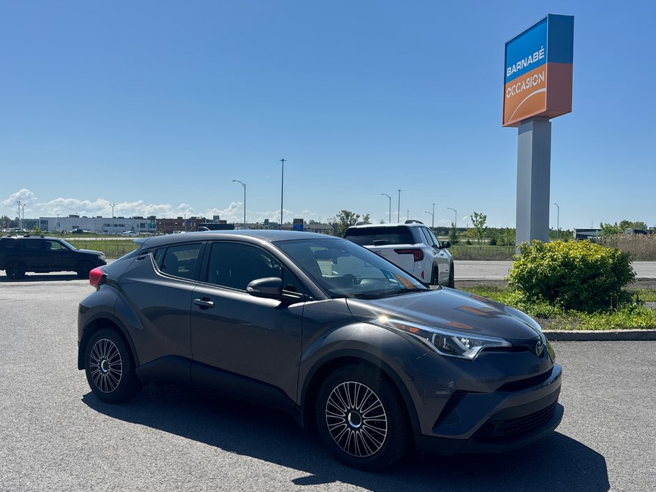 2019 Toyota C-HR  A/C + Backup camera