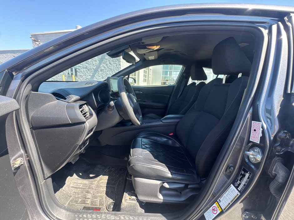 2019 Toyota C-HR  A/C + Backup camera