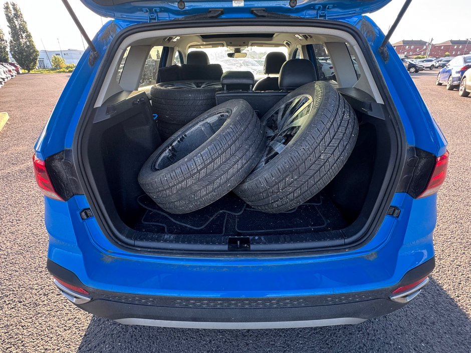 2023 Volkswagen Taos Comfortline AWD + Heated seats + CarPlay