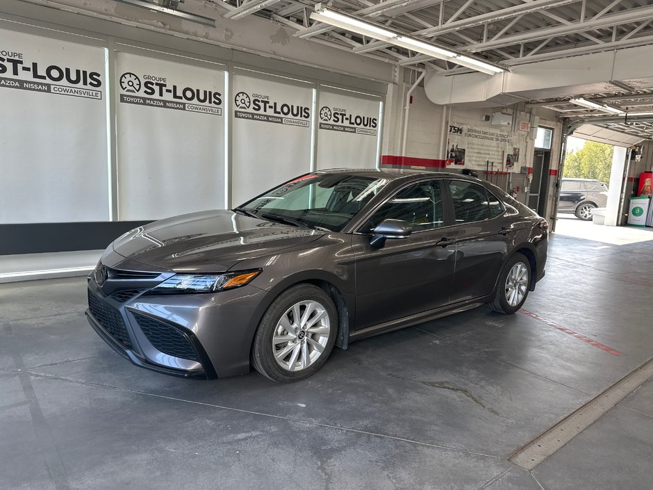 Camry SE AWD - Sièges et volant chauffant - Mags 2023 à Cowansville, Québec