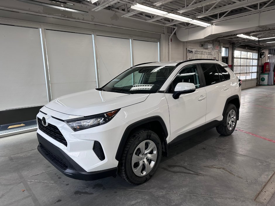 2021  RAV4 LE AWD / PEA 14 Mars 2025 ou 100000km in Cowansville, Quebec