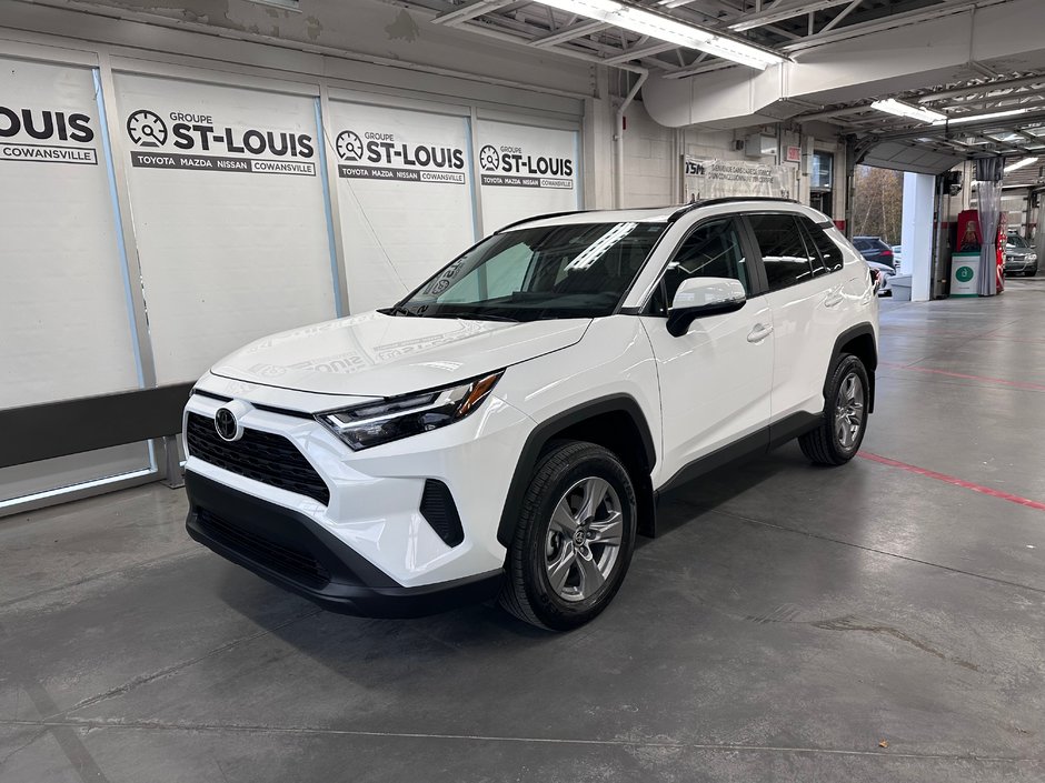 2024  RAV4 XLE AWD-Sièges électrique et chauffants- Hayon Aut in Cowansville, Quebec