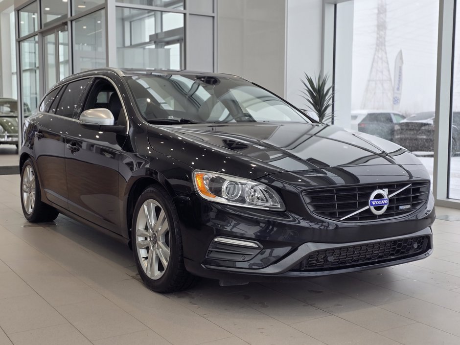 2015 Volvo V60 T6 R-Design | TRÈS RARE | 325HP | 8 ROUES | +++ in Laval, Quebec