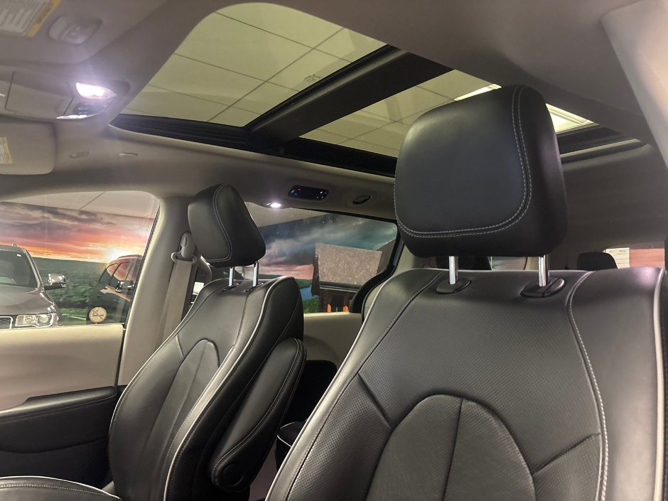 2022 Chrysler PACIFICA HYBRID LIMITED Limited