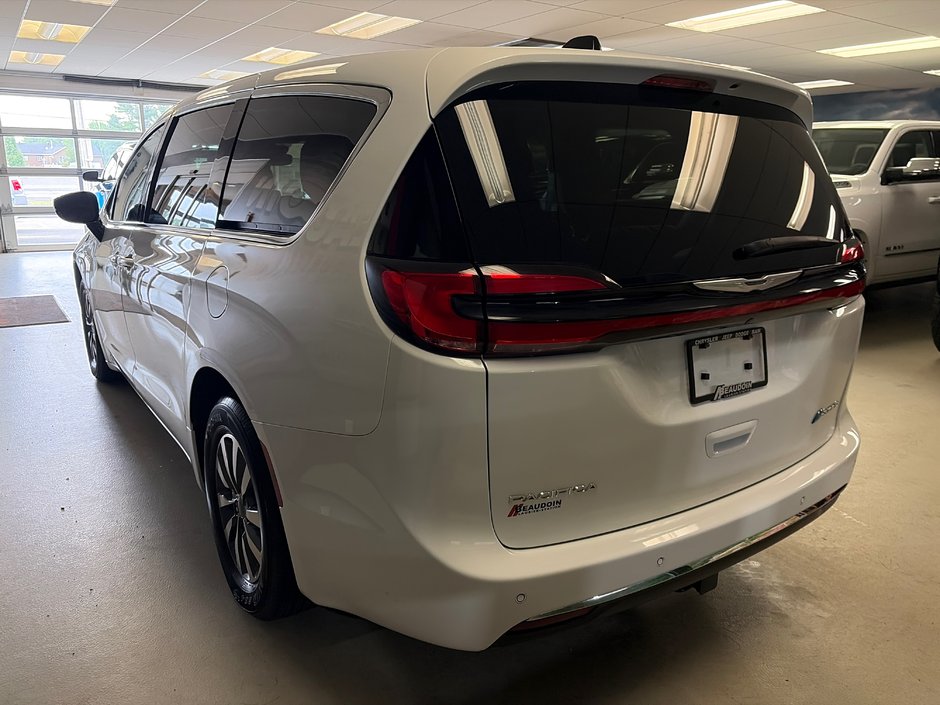 2024 Chrysler Pacifica Hybrid Select