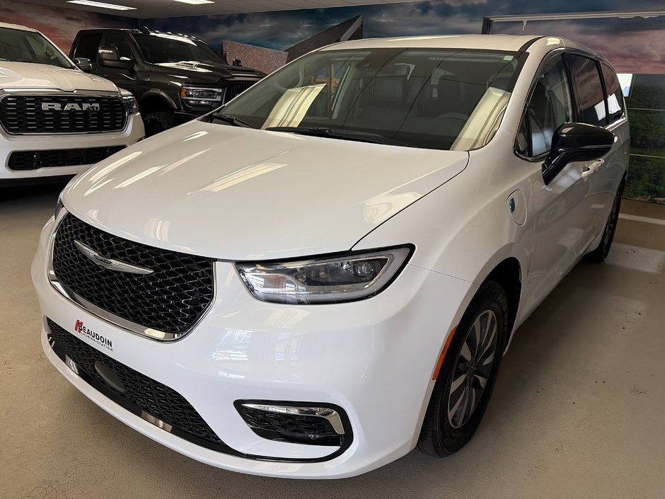 2024 Chrysler Pacifica Hybrid Select