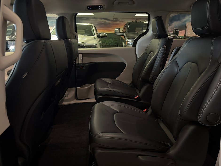 2024 Chrysler Pacifica Hybrid Select