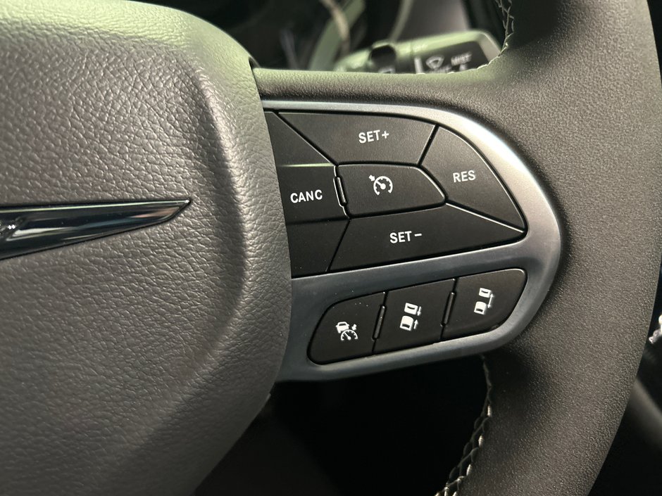 Chrysler Pacifica Hybrid SELECT 2025