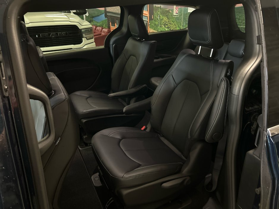 Chrysler Pacifica Hybrid SELECT 2025