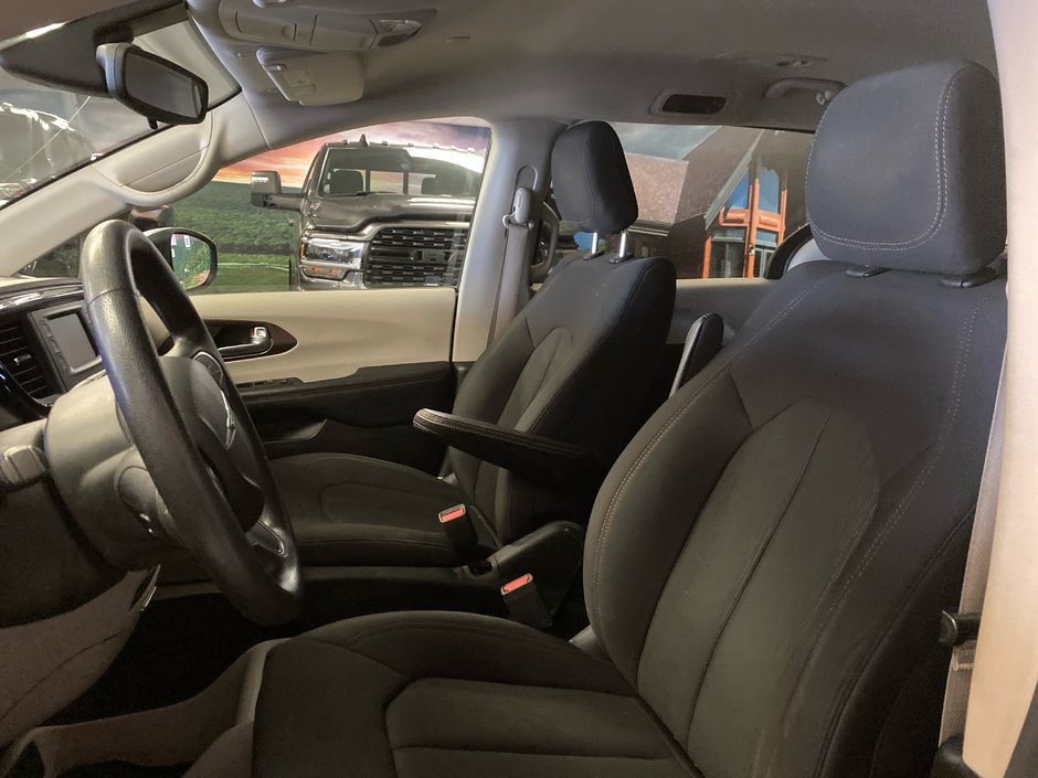 Chrysler Pacifica LX 2017