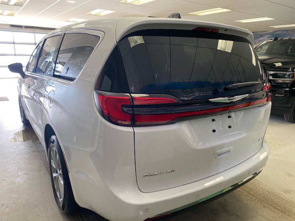 2025 Chrysler Pacifica SELECT AWD