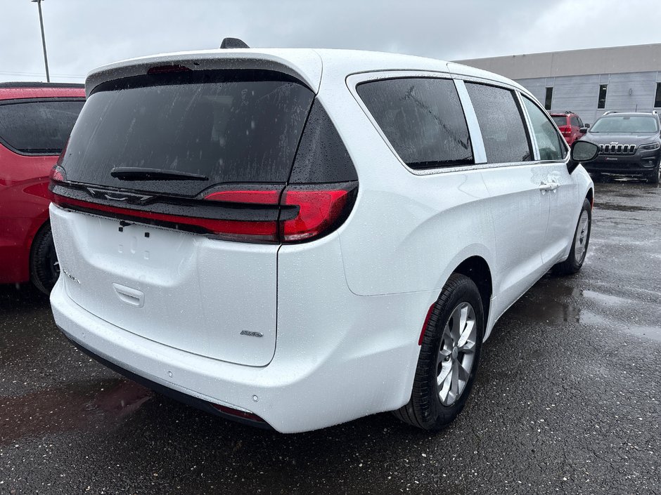 2027 Chrysler Pacifica SELECT AWD