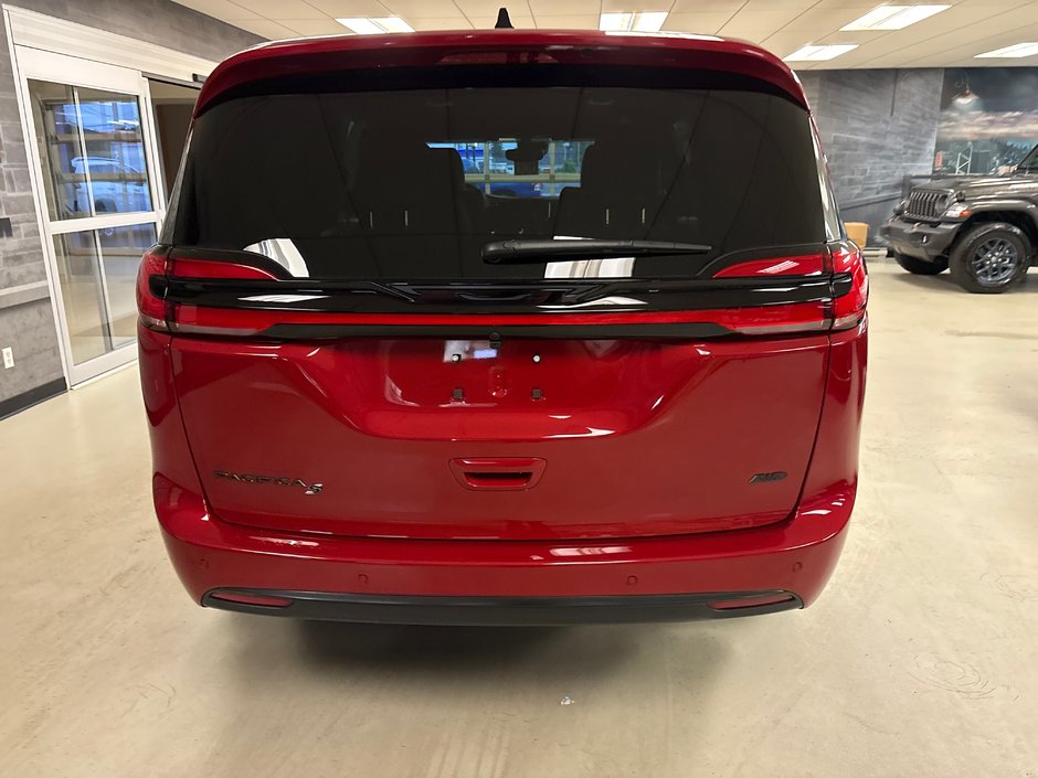 Chrysler Pacifica SELECT AWD 2027