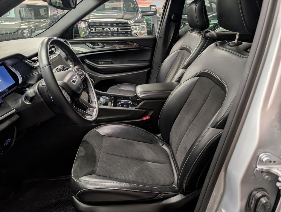 2022 Jeep GRAND CHEROKEE L LAREDO Altitude