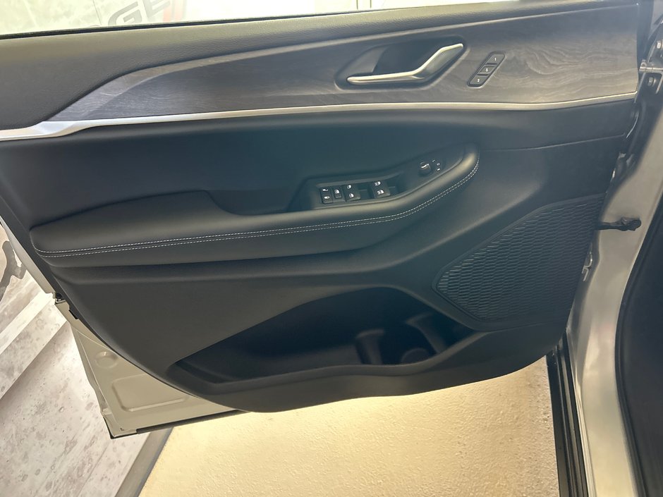 Jeep Grand Cherokee LIMITED 2025