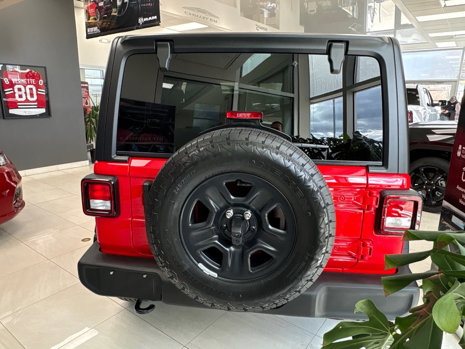 Jeep Wrangler SPORT 2026 CLIMATISATION*APPLE CARPLAY*TOIT RIGIDE FREEDOM TOP* MARCHEPIEDS NOIR* SYSTÈME AUDIO ALPINE