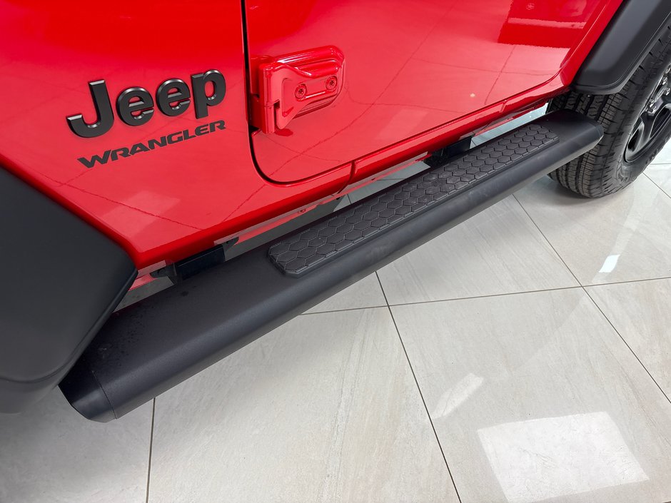 Jeep Wrangler SPORT 2026 CLIMATISATION*APPLE CARPLAY*TOIT RIGIDE FREEDOM TOP* MARCHEPIEDS NOIR* SYSTÈME AUDIO ALPINE