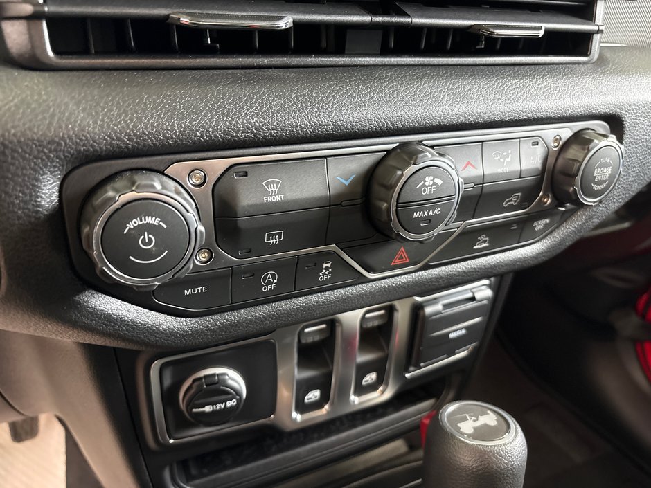 Jeep Wrangler SPORT 2026 CLIMATISATION*APPLE CARPLAY*TOIT RIGIDE FREEDOM TOP* MARCHEPIEDS NOIR* SYSTÈME AUDIO ALPINE