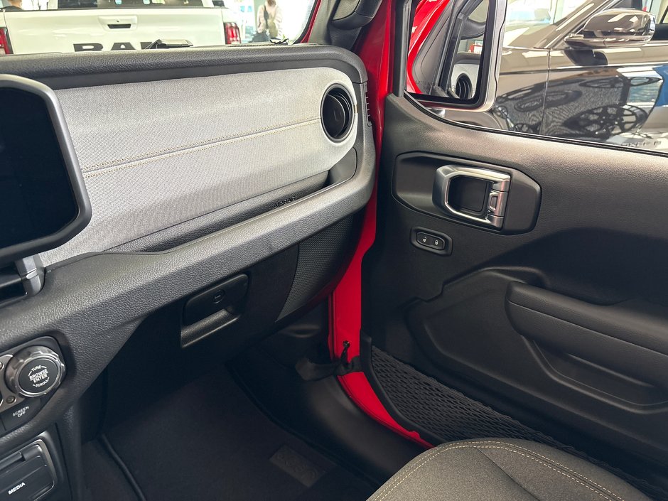 Jeep Wrangler SPORT 2026 CLIMATISATION*APPLE CARPLAY*TOIT RIGIDE FREEDOM TOP* MARCHEPIEDS NOIR* SYSTÈME AUDIO ALPINE