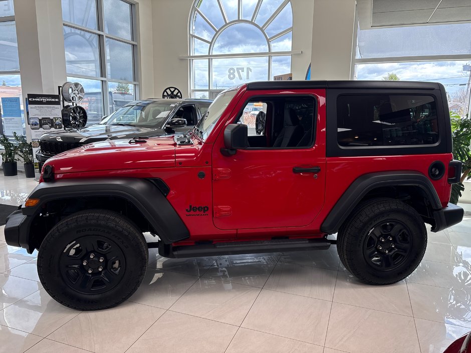 Jeep Wrangler SPORT 2026 CLIMATISATION*APPLE CARPLAY*TOIT RIGIDE FREEDOM TOP* MARCHEPIEDS NOIR* SYSTÈME AUDIO ALPINE
